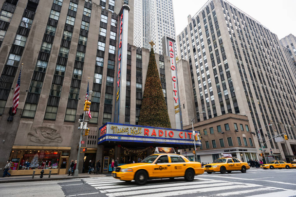 Yellow taxis and traffic in front of the Radio City Music Hall - Fotografie, Obrázek