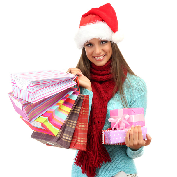 όμορφη νεαρή γυναίκα με τσάντες αγορών και δώρα, που απομονώνονται σε λευκό - Φωτογραφία, εικόνα