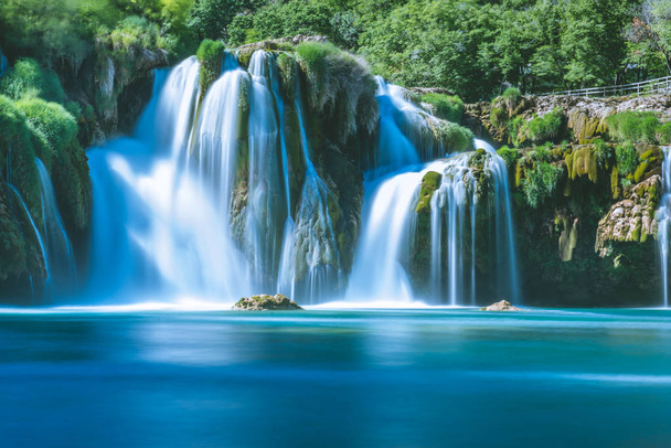 Long Exposure View of waterfall Skradinski Buk in Krka National Park, um dos parques nacionais croatas em Sibenik, Croácia
. - Foto, Imagem