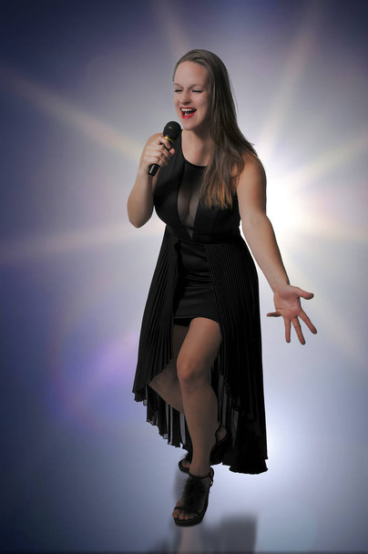 krásná žena zpěvačka - Fotografie, Obrázek