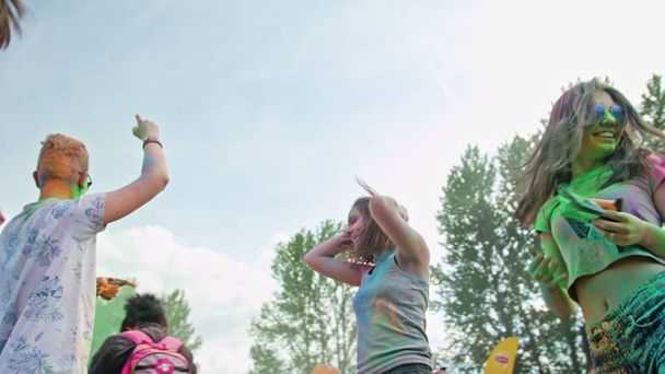 celebrants taniec podczas festiwalu holi kolorów - Zdjęcie, obraz