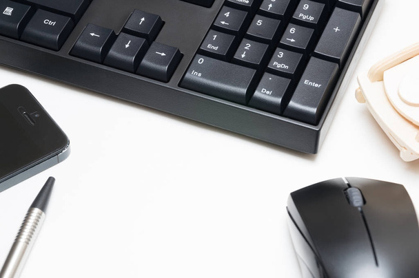 Компьютерная клавиатура и мышь, перо, деревянный автомобиль, телефон на белом фоне
 - Фото, изображение