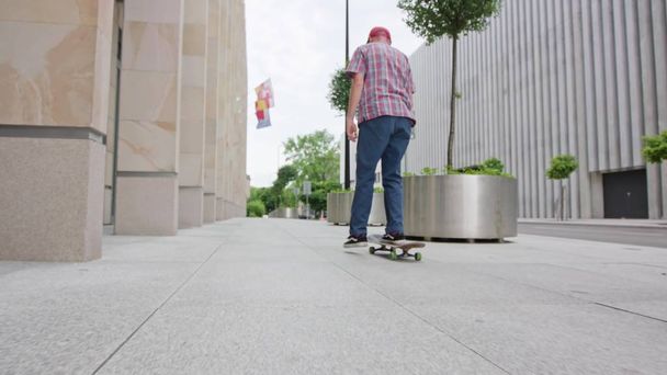 Readhead bokové v klobouku na skateboardu - Fotografie, Obrázek
