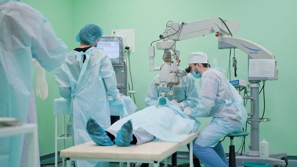 Офтальмологические хирурги в рамках вмешательства
 - Фото, изображение