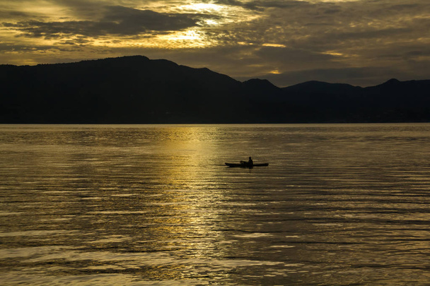 Salida del sol con reflexiones en el lago Toba, Isla Samosir, Indonesia
. - Foto, Imagen