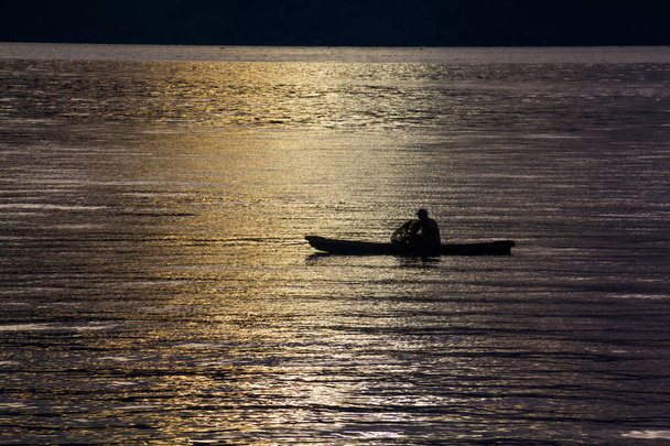 Nascer do sol com reflexões no Lago Toba, Ilha Samosir, Indonésia
. - Foto, Imagem