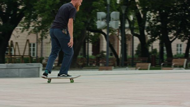 Readhead bokové v klobouku s Skateboard - Fotografie, Obrázek