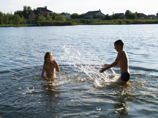 children bathe in the river - Foto, afbeelding