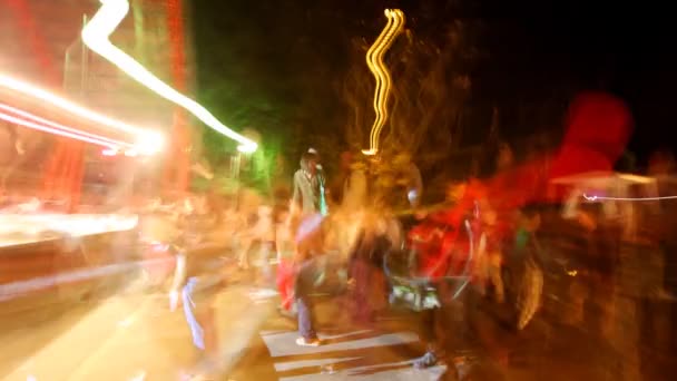μακρύ εκτεθειμένα ακολουθία των πυροβολισμών από ένα πλήθος χορό - Πλάνα, βίντεο