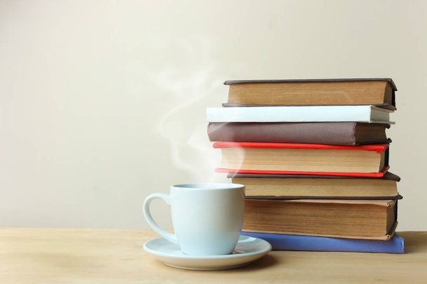 Een stapel boeken en een kopje thee - Foto, afbeelding