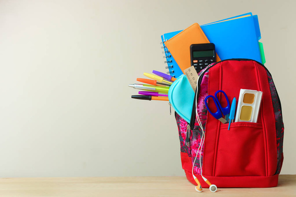 sac à dos avec fournitures scolaires - Photo, image
