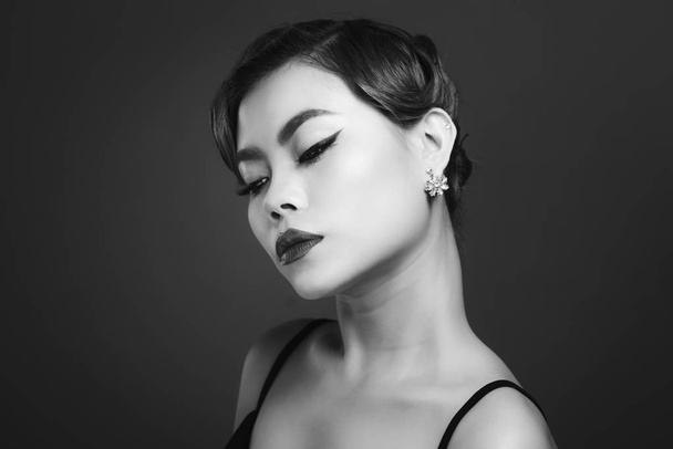 Gyönyörű érzéki ázsiai nő elegáns frizura, és tökéletes smink portréja.  - Fotó, kép