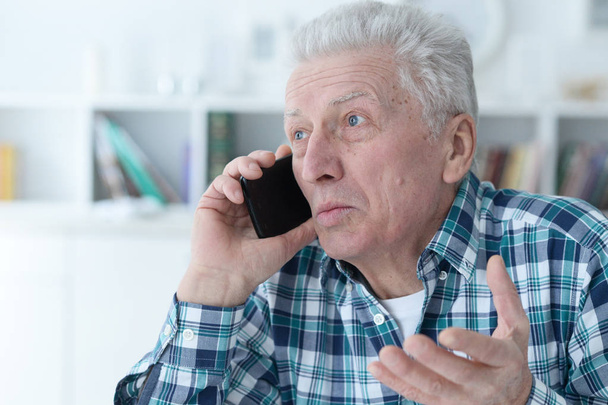 senior man with phone at home  - Foto, Imagem