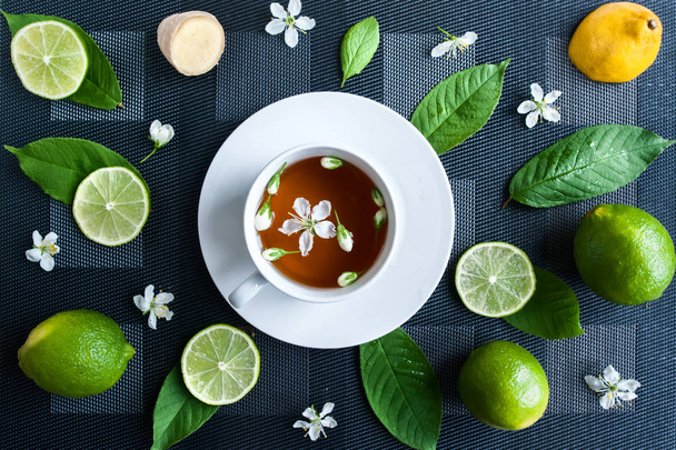 Fehér csésze teát. Zöld, fekete, gyógynövény, jázmin tea citrommal - Fotó, kép