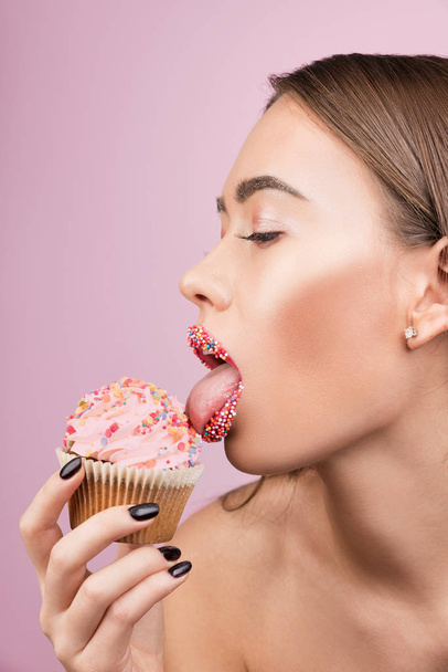 Beauty fashion model with colourful cupcake.  - Фото, изображение
