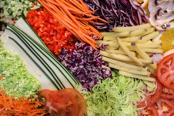 Diferentes verduras trituradas crudas como ejemplo de una dieta saludable
 - Foto, imagen