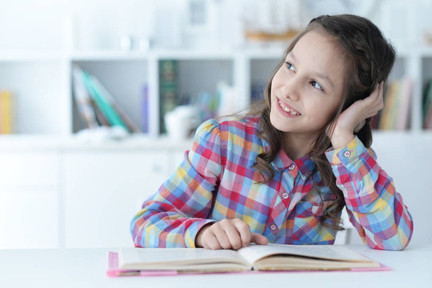 little cute girl reading book  - Foto, Bild