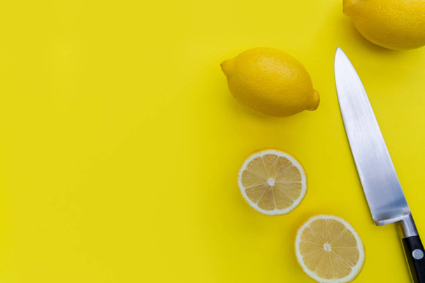 Limones en rodajas y cuchillo
 - Foto, imagen