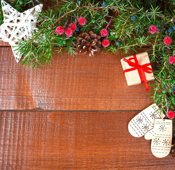 Cadeau de Noël et décoration de branche verte
 - Photo, image