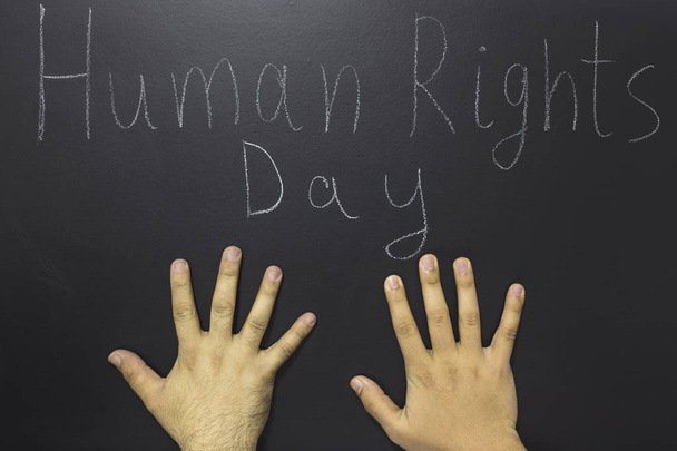 Η έννοια των ανθρωπίνων δικαιωμάτων: το κείμενο: ημέρα των ανθρωπίνων δικαιωμάτων που είναι γραμμένο στον μαυροπίνακα. - Φωτογραφία, εικόνα