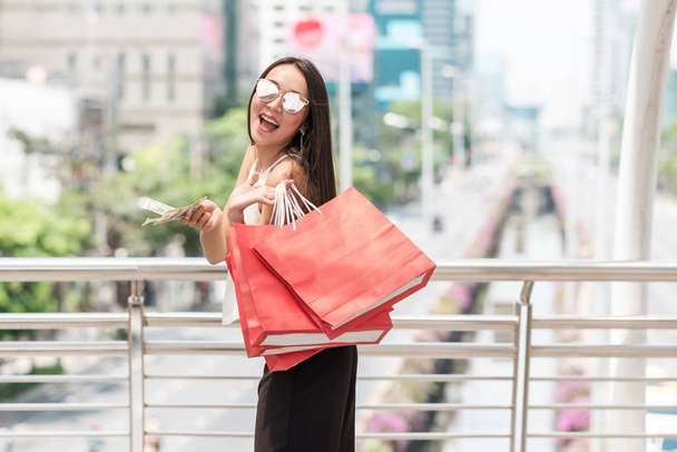 Moderna donna single shopper nel concetto di città urbana
. - Foto, immagini