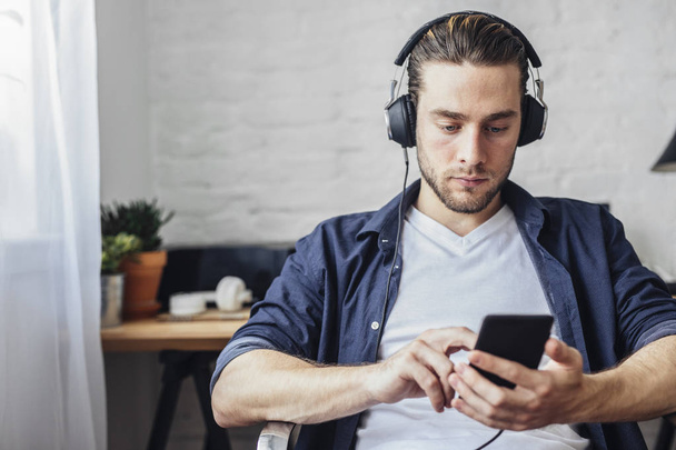 Man Listening to Music on Headphones - Foto, afbeelding