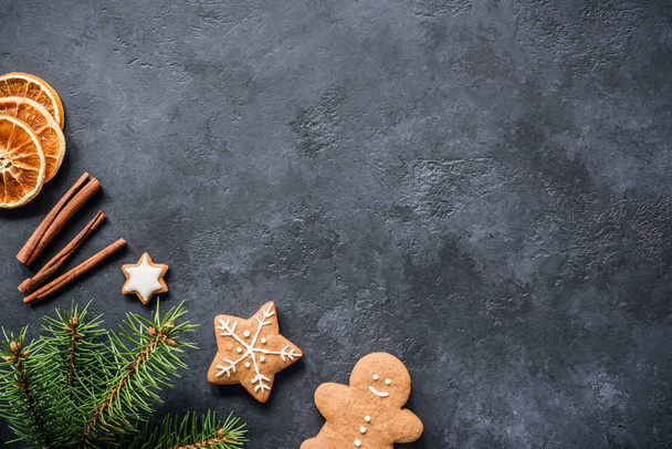 Christmas background with fir tree branches, cinnamon and cookies - Foto, Bild