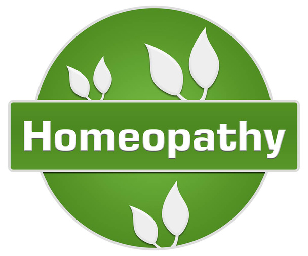 Homeopathie concept afbeelding met tekst en bladeren symbool op groene achtergrond. - Foto, afbeelding