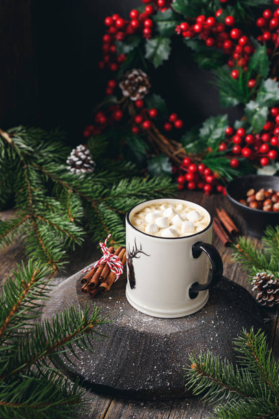 Hot chocolate with marshmallows and cinnamon. Cozy Christmas drink - Foto, Imagen