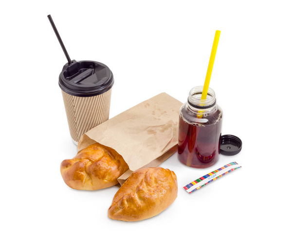 Δύο πίτες και τσάι Κύπελλο χαρτί και πλαστικό δοχείο - Φωτογραφία, εικόνα