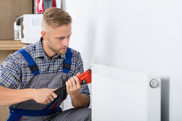 Plumber Fixing Thermostat  - Foto, afbeelding