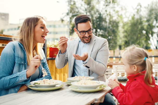 Family enjoying pasta - Fotografie, Obrázek