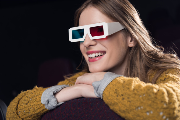 Młoda kobieta w okulary 3d oglądania filmu w kinie - Zdjęcie, obraz