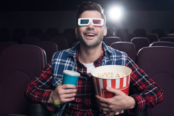 innoissaan mies 3d lasit popcorn ja sooda katsella elokuva elokuva
 - Valokuva, kuva