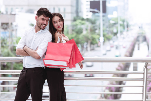 Couple heureux acclamant après une dure journée de vente énorme shopping dans
  - Photo, image