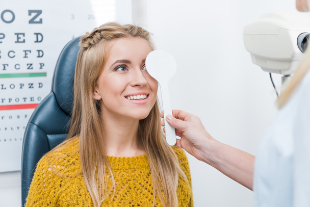Augenarzt untersucht schöne junge Patientin in Klinik - Foto, Bild