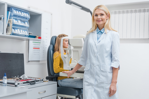 női optometrista vizsgáló beteg útján réslámpa klinikán - Fotó, kép