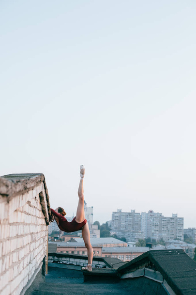 mladá a půvabná tanečnice na střeše budovy města  - Fotografie, Obrázek