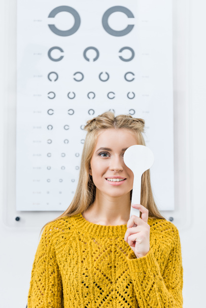 jeune patiente avec test oculaire en clinique
 - Photo, image