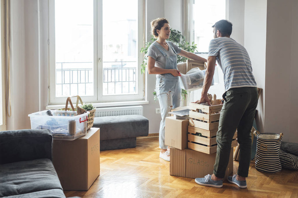 Couple Moving In New Home - 写真・画像