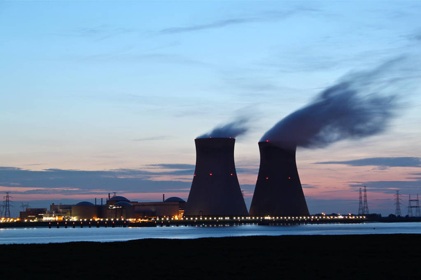 Une centrale nucléaire au coucher du soleil
 - Photo, image
