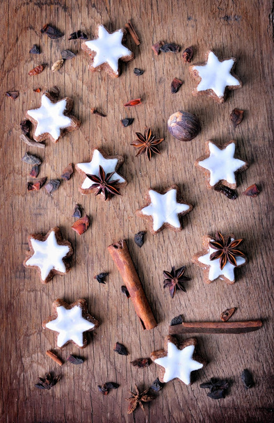 рождественское печенье со специями на доске
 - Фото, изображение