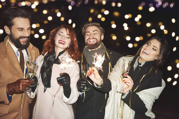 A pezsgő furulya élvező együtt emberek csoportja - Fotó, kép
