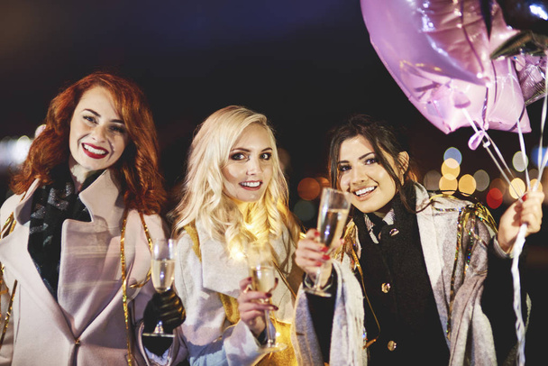 Portret van vriendinnen met champagne fluit  - Foto, afbeelding