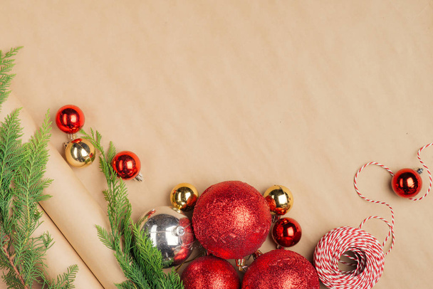 Рука створений присутній Різдво подарунки коробка та засоби на фоні дерев'яні - Фото, зображення