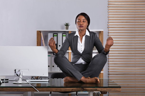 Woman Meditating In Office - Foto, Imagem