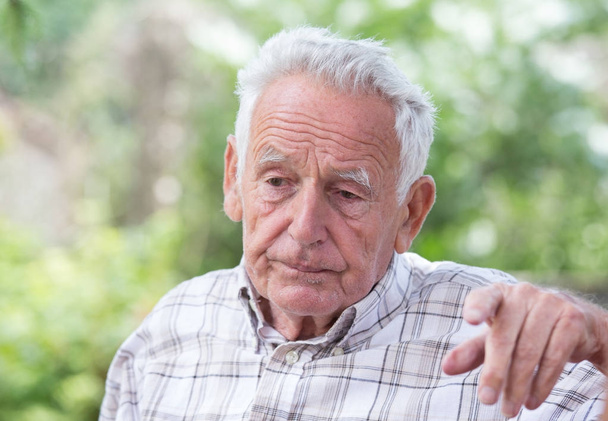 Przygnębiony człowiek stary w parku - Zdjęcie, obraz