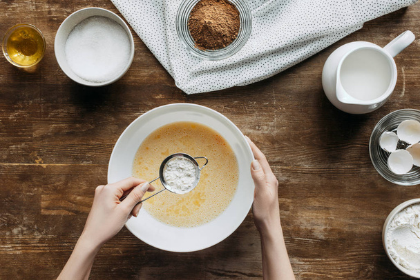 обрізаний знімок жінки готує інгредієнти для випічки млинців з ситом борошна в руці
 - Фото, зображення