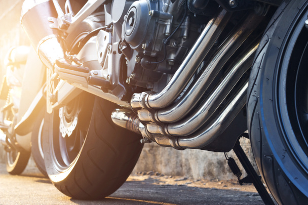 Современный мотоцикл и выхлопные детали парковка на улице
 - Фото, изображение