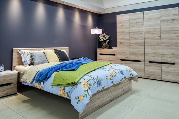accogliente camera da letto moderna con letto interno
  - Foto, immagini